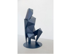 Полигональная скульптура женщина приседе